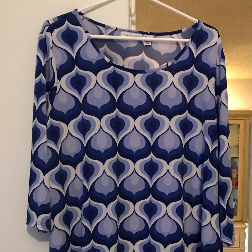Susan Graver tunic, 1X, blue and white geometric print, longer on right side.